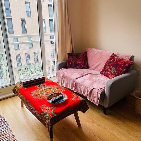 Bright Fun Relaxing Apartment In The Heart Of Епсъм Екстериор снимка
