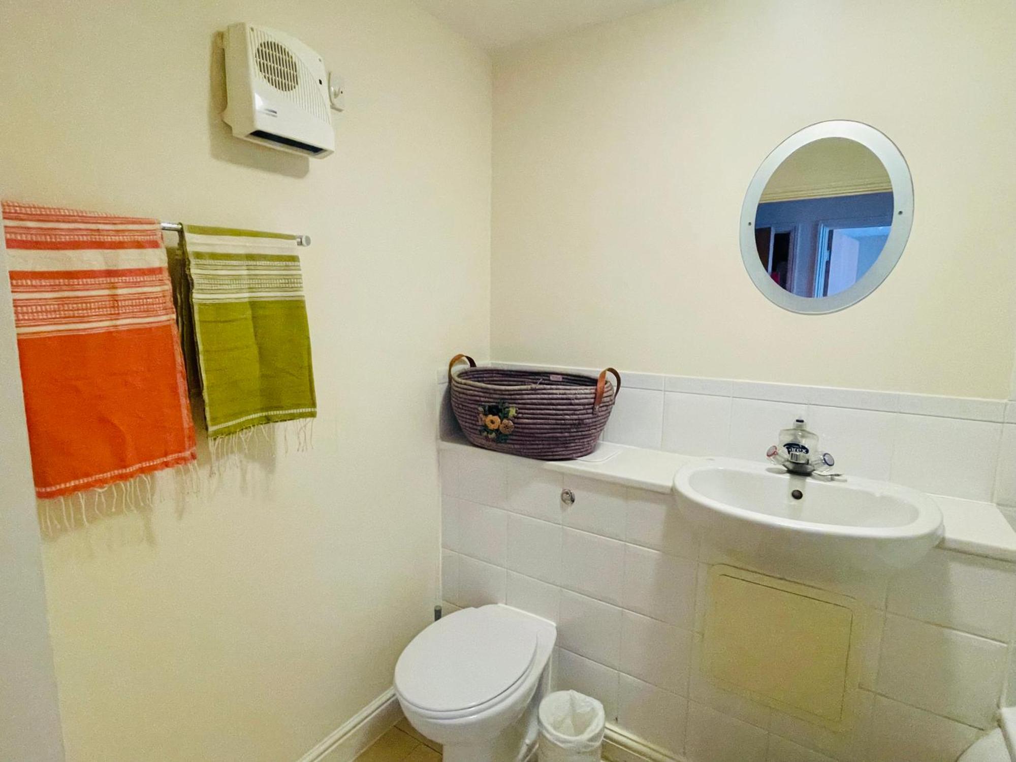 Bright Fun Relaxing Apartment In The Heart Of Епсъм Екстериор снимка