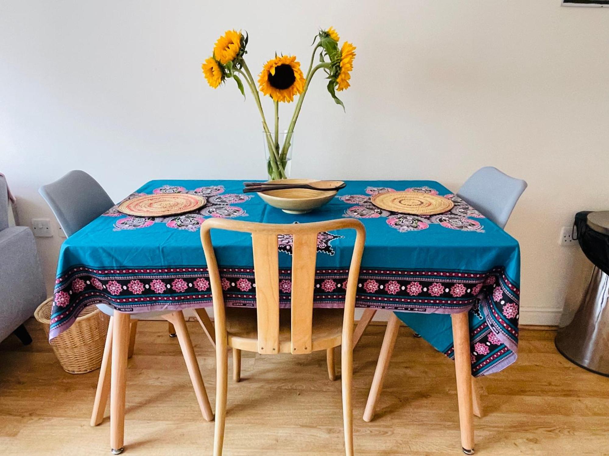 Bright Fun Relaxing Apartment In The Heart Of Епсъм Екстериор снимка